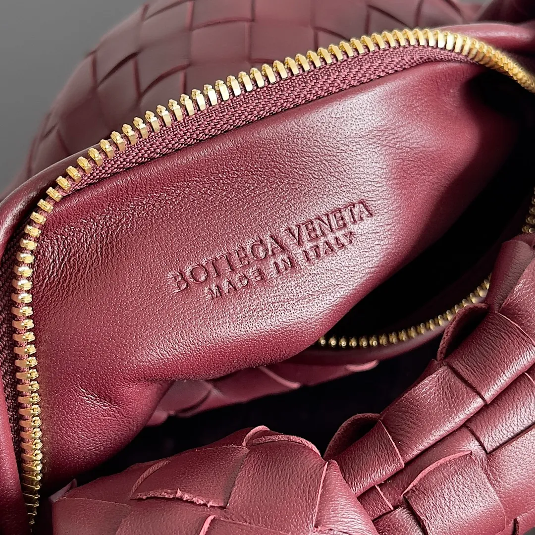 Batch 1120 Bottega veneta͙.——The latest braided and knotted hobo🔥 The top-grade lambskin leather is very soft, the bag shape is unique, practical and durable. It retains the traditional weaving elements while being a bit more flamboyant ~ Made of hand-woven sheepskin, zipper opening and closing, curved seamless structure, effortless to match. Highly recommended⚠️⚠️⚠️ The highest-end in the market🌈 Welcome to compare [Factory equipped with full package] size: 23x15x5cm.   Model: 651876